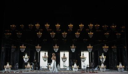 La escenograf&iacute;a de &#039;I puritani&#039; en el Teatro Real es obra de Daniel Bianco.