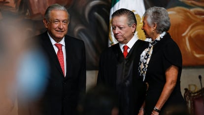 López Obrador, junto al presidente de la Suprema Corte y la presidenta del Senado este miércoles.