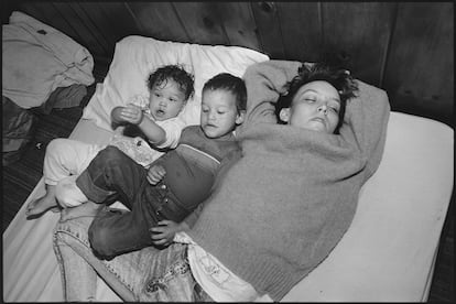 La joven rechazó la ayuda de Mary Ellen y Martin, para continuar viviendo en la calle junto a sus hijos.