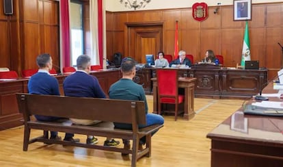 El guardia civil condenado por colaborar con el narco (a la izquierda) y sus socios, también condenados, durante el juicio en la Audiencia de Sevilla el pasado mes de febrero. / EP