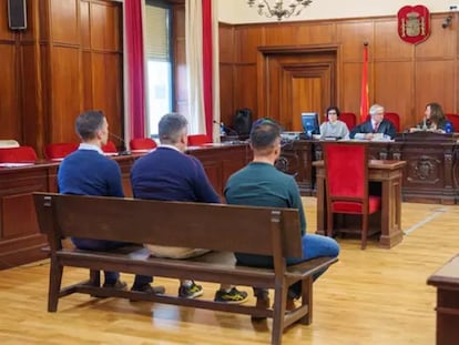 El guardia civil condenado por colaborar con el narco (a la izquierda) y sus socios, también condenados, durante el juicio en la Audiencia de Sevilla el pasado mes de febrero. / EP