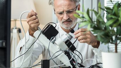 Con el enchufe de base múltiple Acabuma olvídate del desorden de cables en tu casa o espacio de trabajo. GETTY IMAGES