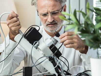 Con el enchufe de base múltiple Acabuma olvídate del desorden de cables en tu casa o espacio de trabajo. GETTY IMAGES