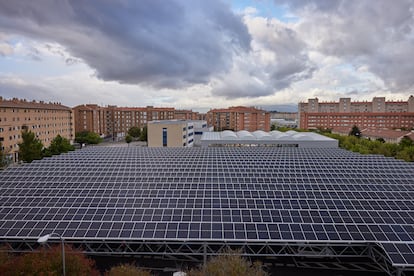 Aerial view of the Cardenal Ilundáin solar deterrent parking lot, in Pamplona. 