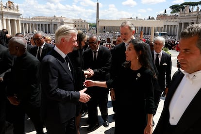 El rey Felipe VI junto a la reina Letizia saludan al rey Felipe de Bélgica, momentos antes de dar comienzo el funeral por el papa Francisco en la plaza de San Pedro.