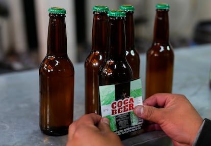 Botellas de cerveza con sabor a hoja de coca en un local en La Paz, Bolivia, en 2024.