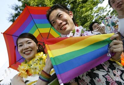 Participantes con la bandera arcoíris en la celebración del Orgullo, en 2007.