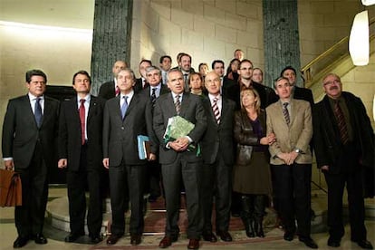 Los participantes en la reunión de la ponencia Congreso-Parlament, posan en la &#39;foto de familia&#39;.