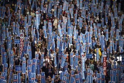 Carteles de apoyo a Michelle Obama durante su discurso.