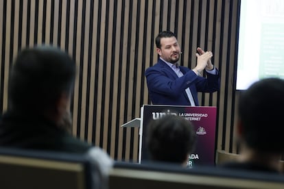 Carlos Tarragona, de la empresa SpectralGeo, durante una charla en una imagen cedida.