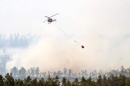 El norte de Europa también es víctima de las sequías en este 2018. La ola de calor y las escasas precipitaciones han provocado incendios en el Círculo Polar Ártico. En julio de este año, Suecia se ha visto obligada a solicitar ayuda internacional por una oleada de fuegos. En la foto, los bomberos usan helicópteros para atacar las llamas en un bosque en Korskrogen, cerca de Ljusdal (Suecia), el 25 de julio de 2018.
