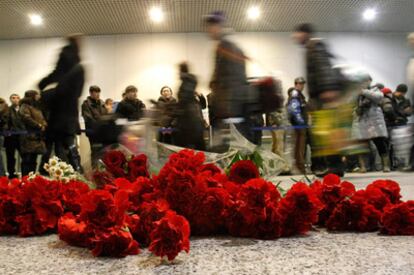 Ramos de flores, en el suelo de una delas terminales del aeropuerto de Domodedovo, Moscú, en recuerdo a las víctimas del atentado.