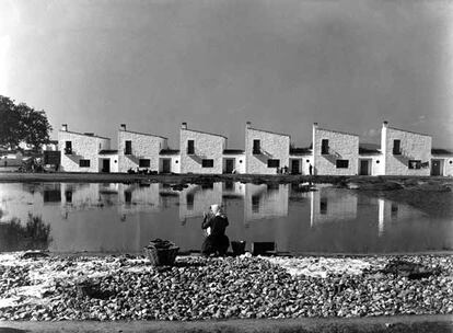 Imagen tomada por Kindel del pueblo de colonización de Vegaviana, Cáceres, del arquitecto José Luis Fernández del Amo (1958).
La iglesia de Nuestra Señora del Rosario, en Madrid, obra de Luis Laorga (1951).