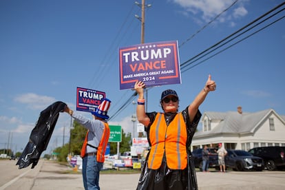 Héctor y Raquel Ramírez muestran su apoyo a Donald Trump frente a un colegio electoral en Cypress, Texas, el 5 de noviembre.