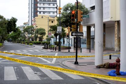 El cadáver de un hombre que se había desplomado yace en la acera, luego de un toque de queda para paliar el brote de coronavirus en Guayaquil, Ecuador, el 30 de marzo de 2020. La emergencia golpeó con fuerza a Guayaquil, donde los servicios funerarios se vieron desbordados y los muertos empezaron a aparecer en las calles de la ciudad.