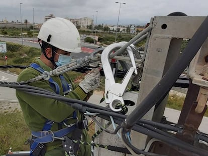 Operario de Iberdrola realizando labores de mantenimiento de la red.