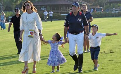 Victor Jose Vargas y su segunda mujer, Maria Beatriz Hernandez, con sus dos hijos en Sotogrande en agosto.