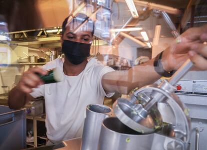 Un cocinero del restaurante Mo de Movimiento elabora un plato con verduras en la cocina del establecimiento. “Al consumidor siempre le ha gustado saber de dónde vienen las cosas y aquí apostamos por eso. Además, damos comida sostenible al precio más bajo que podemos”, dice Felipe Turell.