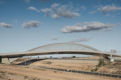 El puente une la T4 de Barajas y el barrio de Valdebebas.