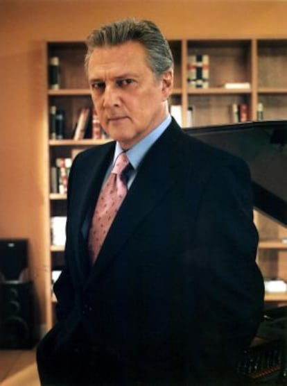 El actor Carlos Larrañaga, en una imagen de archivo en la serie 'Un hombre solo'.
