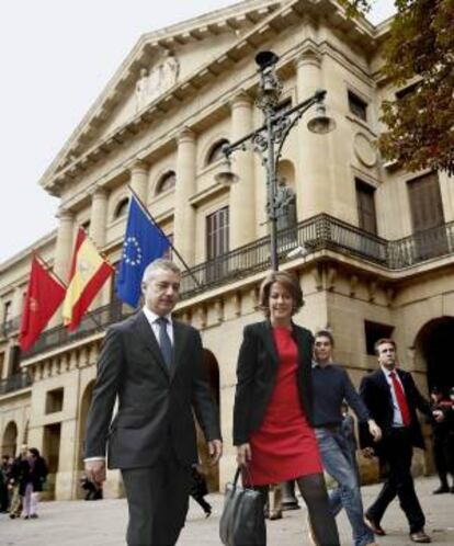 La presidenta de Navarra, Yolanda Barcina, y el lehendakari Iñigo Urkullu, abandonan el Palacio de Navarra tras el encuentro de carácter protocolario que han mantenido hoy, el primero entre ambos representantes políticos, con ocasión de la celebración del Consejo Plenario de la Comunidad de Trabajo de los Pirineos, en el que participarán en representación de sus respectivos territorios.