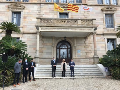 El presidente de la Generalitat, Pere Aragonès, la consellera de Derechos Sociales, Violant Cervera, y el cónsul de Ucrania, Artem Vorobyov, tras visitar el Alberg Xanascat.