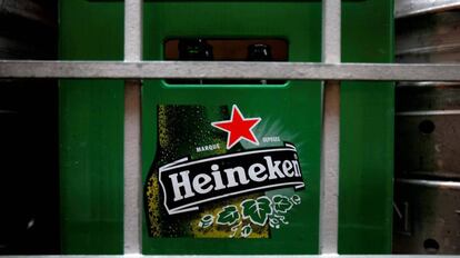 Un contenedor de botellas de cerveza Heineken.