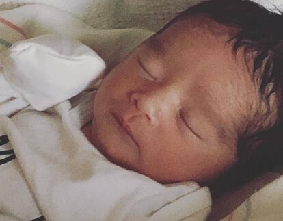 Jessica Alba presenta a su hijo Hayes, en Instagram.