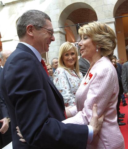 El alcalde de Madrid, Alberto Ruiz-Gallardón, saluda a la presidenrta de la Comunidad de Madrid, Esperanza Aguirre a su llegada a la entrega de los premios.