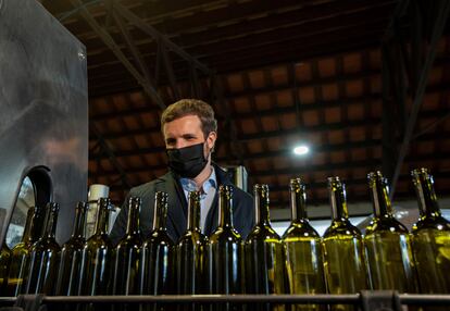 El presidente del PP, Pablo Casado, durante su visita a una bodega de cava este jueves en Pontons.