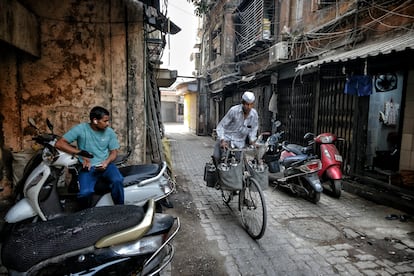 P. R. Gavande, de 57 años, en su bicicleta cargada de fiambreras para entregar en el barrio de Grant Road, en Bombay (India).