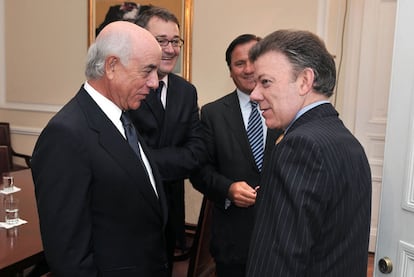 Francisco González (izquierda) con Juan Manuel Santos en presencia de Óscar Cabrera y Vicente Rodero.