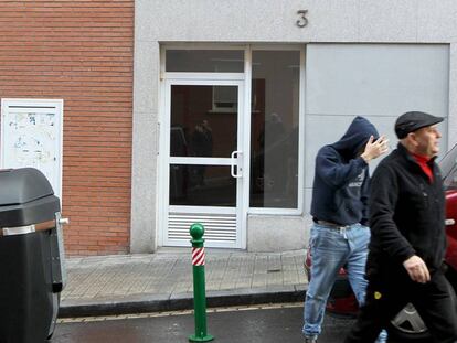 Portal de la vivienda donde fueron encontradas la madre y la niña de nueve años que murió intoxicada.