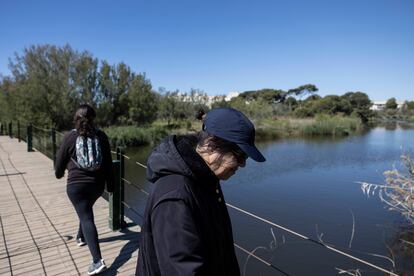 Dos mujeres pasean sobre un puente de Cubelles a la altura de la desembocadura del río Foix.