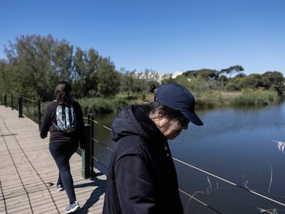 Dos mujeres pasean sobre un puente de Cubelles a la altura de la desembocadura del río Foix.