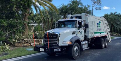Un camión de FCC para la recogida de residuos urbanos en Palm Beach (Florida, EE UU).