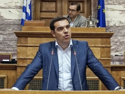 El primer ministro griego, Alexis Tsipras, durante la reuni&oacute;n del grupo parlamentario de Syriza de este martes.