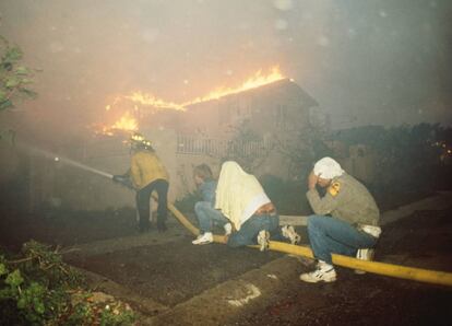 Cuatro bomberos tratan de apagar un fuego en octubre de 1991 en Oakland, California.