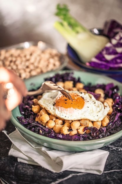 <p> <b> Ingredientes para 4 personas: </b></p><p>800 g de garbanzo pedrosillano cocido, ½ kg de col lombarda, 1 bulbo de hinojo, 1 cebolla, 1 puerro, 2 dientes de ajo, 150 mililitros de vermú negro, ¼ de cucharadita de semillas de hinojo, un pellizco de comino en polvo, 4 huevos de corral, sal, pimienta y aceite de oliva virgen extra. </p><p> <b> Preparación</b></p><p> 1. Pelar y laminar los dientes de ajo, dorarlos en una sartén a fuego medio con un fondo de aceite e inmediatamente añadir la cebolla y el puerro pelados y en rodajas finas. 2. Cuando estén pochados, sumar la lombarda y el hinojo en juliana, sus semillas, el comino, sal y pimienta, y rehogar durante unos cinco minutos. 3. Subir el fuego, verter el vermú y dar unas vueltas mientras se consume. 4. Añadir los garbanzos y rehogar el conjunto un par de minutos más. 5. Emplatar y servir bien caliente con un huevo frito en aceite de oliva con sal y pimienta recién molida.</p>