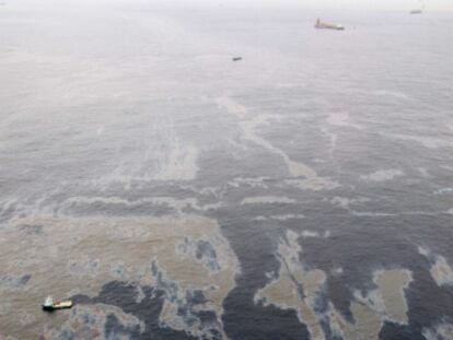 Imagen a&eacute;rea del vertido de Chevron en noviembre en Campo de Frade (Brasil)