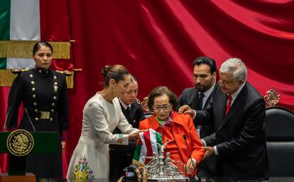 En una de sus últimas apariciones públicas, Ifigenia Martínez entregó la banda presidencial a Claudia Sheinbaum en su toma de protesta en el Congreso, el 1 de octubre, apenas cuatro días antes de fallecer. Acudió a la sesión en silla de ruedas y con un tanque de oxígeno, ya visiblemente frágil y con las fuerzas limitadas.