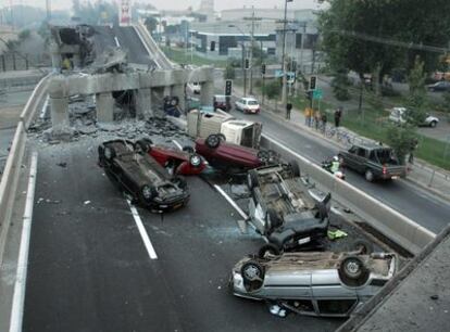 Varios coches volcados  tras el derrumbe de  una autopista  cerca de Santiago.