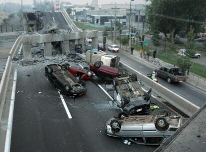 Varios coches volcados tras el derrumbe de una autopista cerca de Santiago.