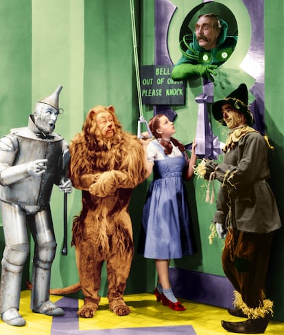 Un fotograma de la pelcula de 1939 'El mago de Oz', con Judy Garland luciendo los zapatos de rubes en el papel de Dorothy.