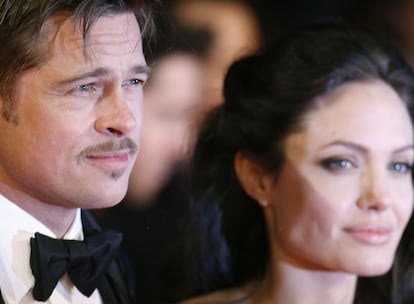 El actor estadounidense Brad Pitt se declara "afortunado" y "orgulloso" de tener una mujer como Angelina Jolie, a la que califica como "increíblemente bien organizada y dinámica, que consigue que todo funcione" en una entrevista exclusiva al semanario italiano <i>Grazia.</i> Pitt dice también que "ser padre de seis niños es la satisfacción más grande para mí, y con una familia grande y cariñosa como la mía puedo decir que he alcanzado el máximo en la vida". El intérprete, de 46 años, no añora una mayor libertad: "Tuve mis días salvajes y han sido divertidos pero sabes en lo más profundo de ti que llega un momento en que pides más cosas a la vida. El deseo de encontrar estabilidad y echar raíces ha formado siempre parte de mi modo de pensar". Preguntado sobre cuál es el secreto del amor entre Angelina y él, asegura: "Angie es muy abierta, me dice todo lo que piensa y yo hago lo mismo con ella. Nos sentimos libres de expresar nuestro sentimientos y ello nos hace unirnos más".