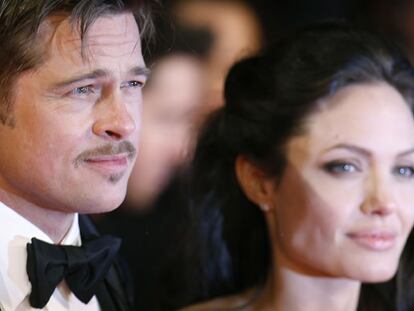 El actor estadounidense Brad Pitt se declara "afortunado" y "orgulloso" de tener una mujer como Angelina Jolie, a la que califica como "increíblemente bien organizada y dinámica, que consigue que todo funcione" en una entrevista exclusiva al semanario italiano <i>Grazia.</i> Pitt dice también que "ser padre de seis niños es la satisfacción más grande para mí, y con una familia grande y cariñosa como la mía puedo decir que he alcanzado el máximo en la vida". El intérprete, de 46 años, no añora una mayor libertad: "Tuve mis días salvajes y han sido divertidos pero sabes en lo más profundo de ti que llega un momento en que pides más cosas a la vida. El deseo de encontrar estabilidad y echar raíces ha formado siempre parte de mi modo de pensar". Preguntado sobre cuál es el secreto del amor entre Angelina y él, asegura: "Angie es muy abierta, me dice todo lo que piensa y yo hago lo mismo con ella. Nos sentimos libres de expresar nuestro sentimientos y ello nos hace unirnos más".