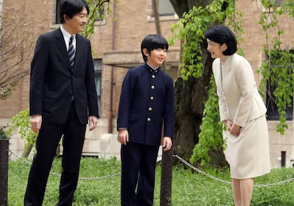 El príncipe Hisahito de Japón, nieto del emperador Akihito, posa junto a sus padres.