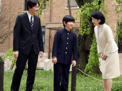 El príncipe Hisahito de Japón, nieto del emperador Akihito, posa junto a sus padres.