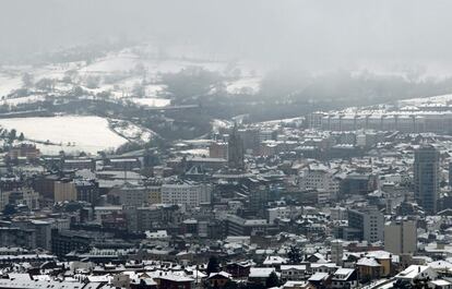 Vista general de la ciudad de Oviedo, cubierta por un manto de nieve a causa del temporal que está afectando a gran parte de la Península.