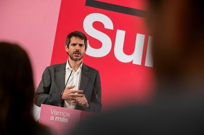 El portavoz de Sumar, Ernest Urtasun, durante la rueda de prensa que ha ofrecido este lunes en Madrid.